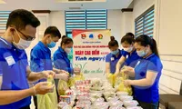 Áo xanh vào bếp nấu hàng trăm &apos;bát cháo yêu thương&apos; tặng bệnh nhi nghèo