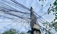 Tận thấy &apos;mạng nhện&apos; dây điện, cáp viễn thông trên đường phố Vinh