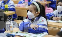 Học sinh thành phố Vinh háo hức trong ngày đầu trở lại trường 