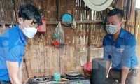 Bộ đội biên phòng, thanh niên giúp người dân khắc phục nhà cửa sau mưa đá, lốc xoáy