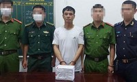 Vận chuyển 6.000 viên ma túy, kéo ga đâm thẳng xe vào cảnh sát