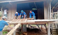 &apos;Áo xanh&apos; giúp người dân tháo dỡ nhà, di dời khỏi nơi nguy cơ sạt lở