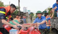  Thanh niên tình nguyện giúp người dân khắc phục hậu quả mưa lũ 