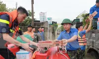  Thanh niên tình nguyện giúp người dân khắc phục hậu quả mưa lũ 