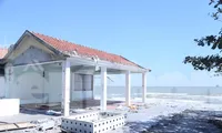 Tháo dỡ loạt ki ốt chắn lối xuống bãi tắm biển Cửa Lò