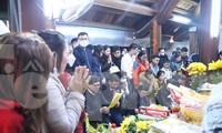 Du khách chen chân tại ngôi đền linh thiêng nhất xứ Nghệ