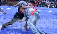 Trai làng mặc áo len, quần jean thi đấu vật