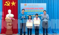 Khen thưởng hai nữ sinh lớp 6 dũng cảm cứu bé trai đuối nước