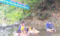 Ngăn suối làm ‘bể bơi’ cho trẻ ngày hè