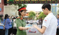 Hình ảnh đẹp chiến sĩ công an tiếp sức sĩ tử tự tin vượt vũ môn