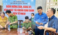 Đưa con đi thi, phụ huynh được hỗ trợ cài tài khoản định danh điện tử VNeID