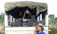 Thí sinh ngủ quên được công an xã về tận nhà đón đến điểm thi