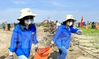 Đoàn viên thanh niên dọn rác, làm sạch bờ biển