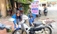 Một ngày rửa xe thu tiền triệu, bạn trẻ gây quỹ tặng trẻ em nghèo 