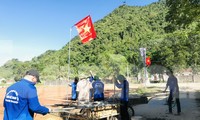 Thanh niên tình nguyện làm đường cờ, sửa chữa điện cho bà con bản làng 