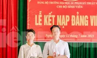 Hai chiến sĩ tình nguyện Mùa hè xanh được kết nạp Đảng