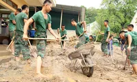 Cán bộ, chiến sĩ Sư đoàn 324 dọn bùn đất, khắc phục nhà văn hóa cộng đồng sau trận lũ quét lịch sử
