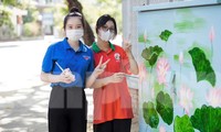 Bạn trẻ &apos;khoác áo mới’ cho tủ điện 