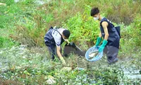 Nhóm bạn trẻ dọn rác dưới lòng hồ đen kịt, chung tay bảo vệ môi trường