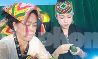 Xem các cô gái Thái thi gói bánh sừng trâu, trình diễn trang phục dân tộc