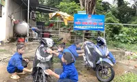 Rửa xe, bán tranh đá gây quỹ tiếp sức trẻ em nghèo đến trường