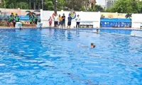 Tắm ở bể bơi trường học, nam sinh 13 tuổi đuối nước tử vong