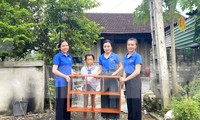 Thanh niên ‘biến’ gỗ tạp thành bàn học, tủ sách tặng học sinh nghèo