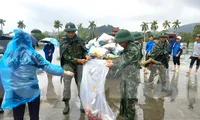 300 chiến sĩ, đoàn viên đội mưa dọn dẹp khuôn viên di tích Truông Bồn