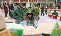 Thiếu nhi Nghệ An trải nghiệm một ngày làm chú bộ đội