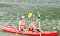 Du khách chèo kayak, đạp vịt, đốt lửa trại dịp nghỉ Tết