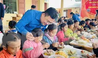 Vượt 250km mang bữa cơm đoàn viên đến với trẻ em vùng cao