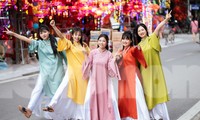 Cuối tuần, bạn trẻ chụp ảnh Tết ở ngôi chợ 300 năm tuổi