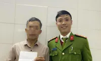 Chở vợ đi viện, đại úy công an cứu cô gái bị hiếp dâm ở nghĩa trang