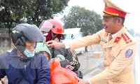 Cảnh sát giao thông tặng quà người dân xa quê về ăn Tết