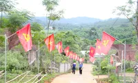 Làng quê, phố huyện rực rỡ cờ hoa đón lễ 30/4-1/5