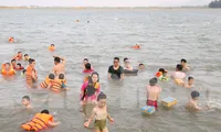 Nắng nóng gay gắt, người dân đổ xô ra sông Lam giải nhiệt