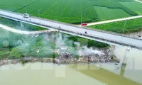 Rác thải tràn lan dọc bờ sông Lam 