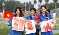Người dân đổ về Quảng trường Hồ Chí Minh xem lễ diễu binh, diễu hành sáng 30/4