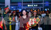 Lực lượng diễu binh, diễu hành trở về trong vòng tay đồng đội và người thân