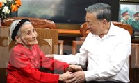 Tổng Bí thư Tô Lâm thăm, tặng quà Mẹ Việt Nam Anh hùng Lê Thị Sáu