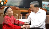 Tổng Bí thư Tô Lâm thăm, tặng quà Mẹ Việt Nam Anh hùng Lê Thị Sáu