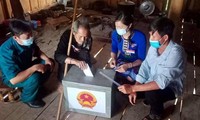 Những &apos;thùng phiếu di động&apos; vượt đèo đến tận nhà cử tri cao tuổi
