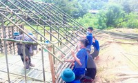 Tuổi trẻ xã rẻo cao chặt tre, đan lát dựng nhà cho người từ vùng dịch về cách ly