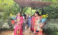 Hàng ngàn người đến quê Bác trong dịp sinh nhật lần thứ 132 của Người