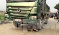 Va chạm với xe tải, 3 mẹ con tử vong trên đường đến trường