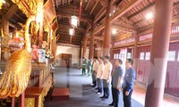 Anh Bùi Quang Huy dâng hương tại ngã ba Đồng Lộc và Khu tưởng niệm AHLS Lý Tự Trọng