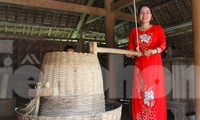 Về thăm quê Bác, thích thú trải nghiệm xay lúa, giã gạo
