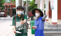 Đoàn viên tình nguyện nhiệt tình hướng dẫn thí sinh đến làm thủ tục thi 