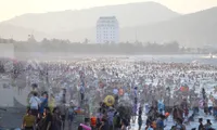 Nắng khốc liệt, hàng vạn người chen chân tắm biển Cửa Lò giải nhiệt