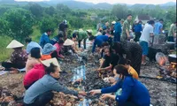 Người dân chung tay giải cứu' 8.000 con gà chết ngạt